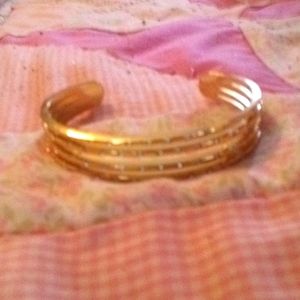 Adjustable gold bracelet with small diamonds